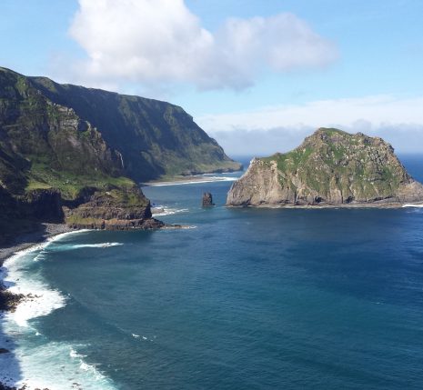 Paysage Açores : bord de mer avec des falaises et des plages de pierre noire