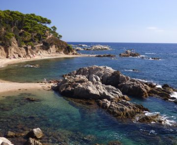 Paysage côtier en Costa Brava lors d'une randonnée en itinérance sur plusieurs jours entre Cadaques et Callela