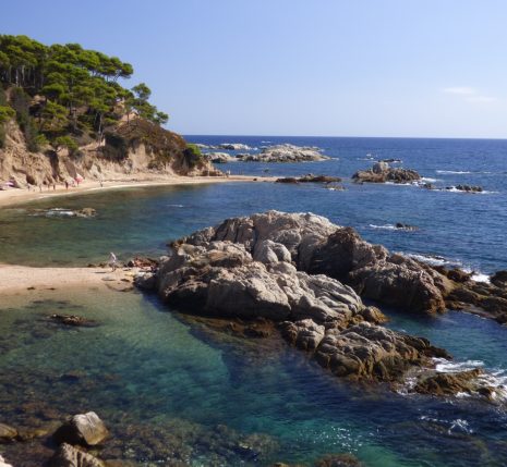 Paysage côtier en Costa Brava lors d'une randonnée en itinérance sur plusieurs jours entre Cadaques et Callela