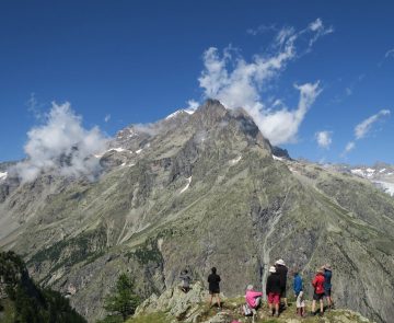 sejour-ecrins-7-jours-randonnee Groupe de randonneurs avce leur guide sur un sentier de randonnée dans le parc national des écrins qui se situe dans les alpes