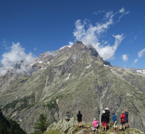 Groupe de randonneurs avce leur guide sur un sentier de randonnée dans le parc national des écrins qui se situe dans les alpes