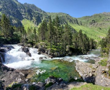 Paysage de montagne avec une cascade, à l'arrière-plan des sommets et une forêt