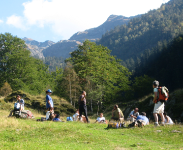 Groupe de randonneurs en montagne lors de leur randonnée avec leur guide