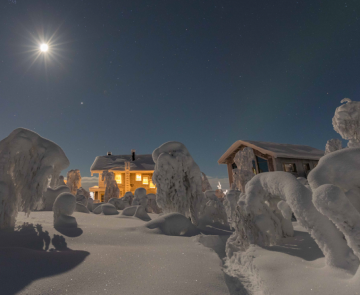 Paysage nordique d'un lodge luxueux avec la nuée qui éclaire ce brave paysage, avec un ciel étoilé