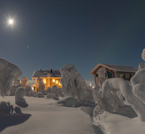 Paysage nordique d'un lodge luxueux avec la nuée qui éclaire ce brave paysage, avec un ciel étoilé