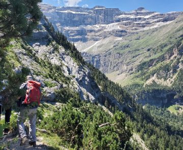 Groupe de randonneurs sur un sentier de randonnée avec leur guide lors d'un séjour de découverte des balcons de Gavarnie