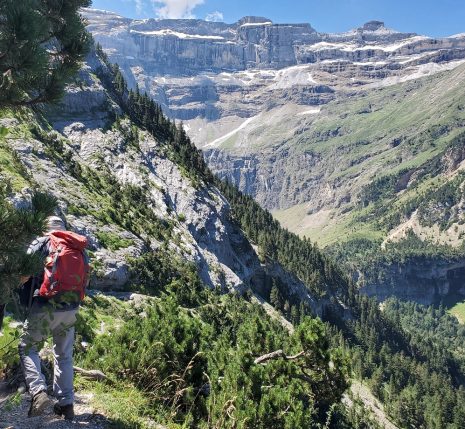 Groupe de randonneurs sur un sentier de randonnée avec leur guide lors d'un séjour de découverte des balcons de Gavarnie
