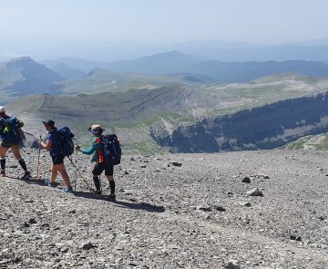 Groupe de randonneurs sur un sentier de cailloux avec leur guide