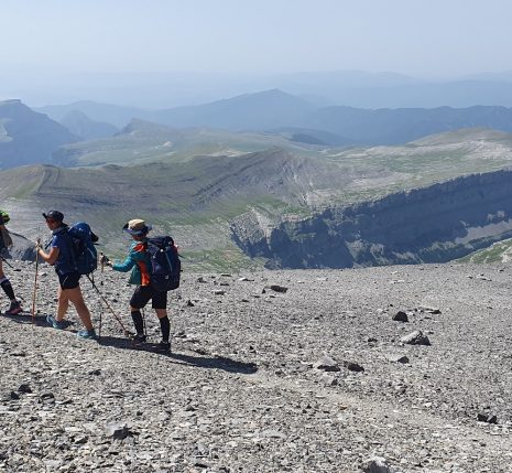 Groupe de randonneurs sur un sentier de cailloux avec leur guide