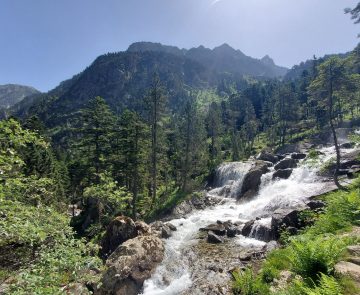 Paysage montagnard avec une cascade à Cauterets