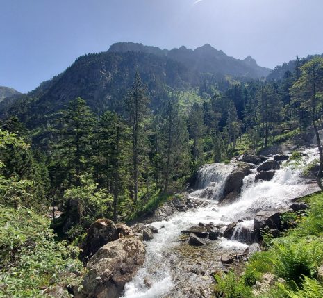 Paysage montagnard avec une cascade à Cauterets