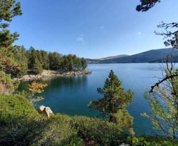 Lac de montagne autour de Mérens-les-Vals