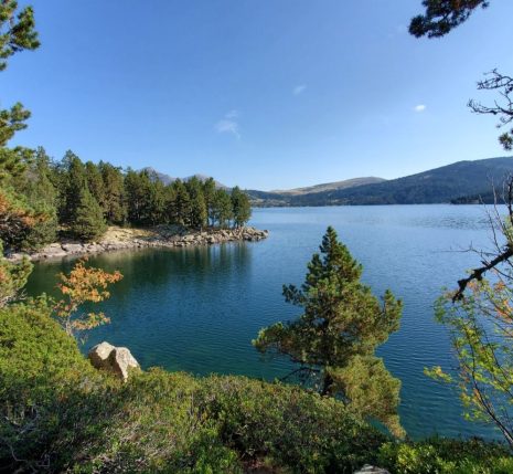 Lac de montagne autour de Mérens-les-Vals