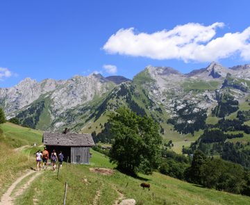 sejour-rando-alpes-aravis Paysage de montagne dans les Aravis avec des sommets en fond