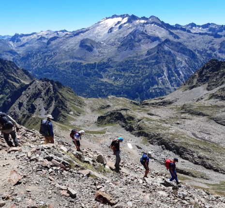 groupe de randonneurs dans le massif de l'Aneto en train de descendre sur un sentier de pierres
