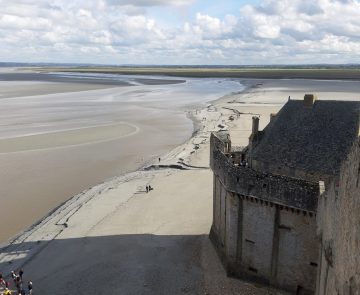 Paysage vu de haut depuis le mont Saint-Michel sur l'océan et le sable qui entoure