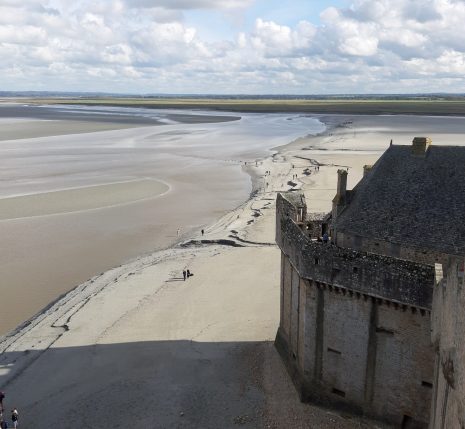 Paysage vu de haut depuis le mont Saint-Michel sur l'océan et le sable qui entoure