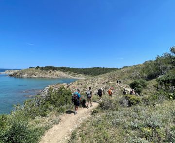 Chemin de randonnée avec un groupe et leur guide