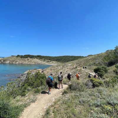 Chemin de randonnée avec un groupe et leur guide