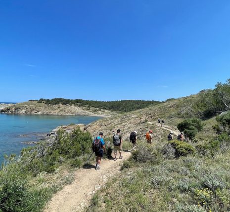 Chemin de randonnée avec un groupe et leur guide