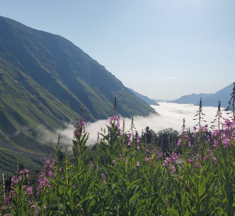 Paysage montagnard avec des nuages au dessus d'une vallée