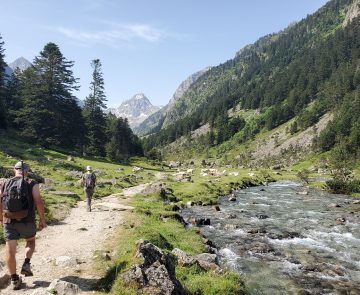 Groupe familial sur un sentier de montagne