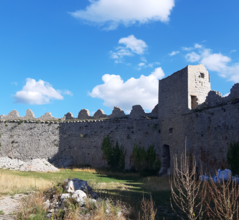 paysage de l'Aude du pays cathare, avec un château cathare