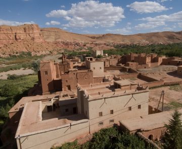 prise de vue d'un village depuis l'intérieur de ce dernier, espèce en fond des sommets et au premier plan des constructions d'habitations