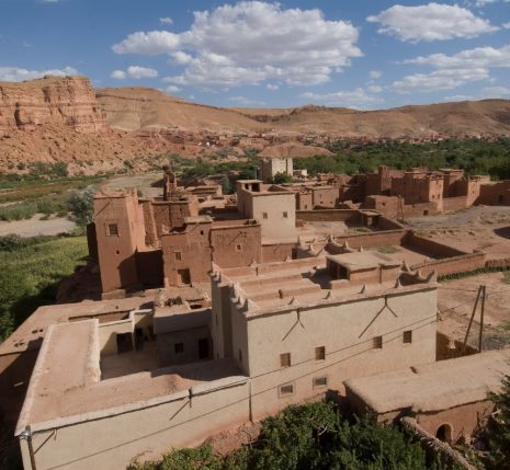 prise de vue d'un village depuis l'intérieur de ce dernier, espèce en fond des sommets et au premier plan des constructions d'habitations