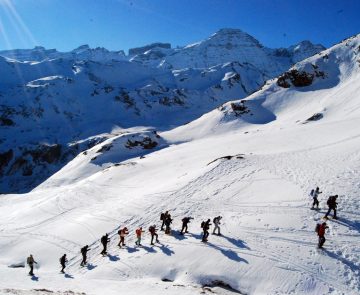 Groupe de randonneurs sur un sentier de randonnée en raquettes avec leur guide, dans la neige entre Gavarnie et Cauterets