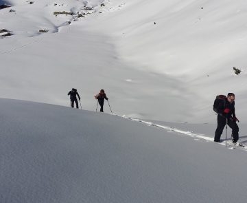 Groupe de randonneurs en raquettes avec leur guide sur l'altiplano du Capcir