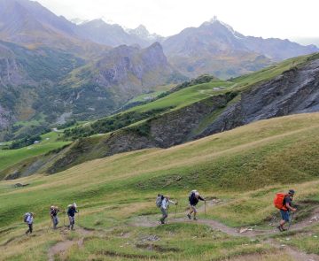 sejour-tour-complet-mont-blanc-randonnee Groupe de randonneurs avec leur guide sur un sentier de randonnée lors d'un séjour du tour complet du mont Blanc