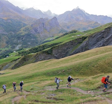 Groupe de randonneurs avec leur guide sur un sentier de randonnée lors d'un séjour du tour complet du mont Blanc