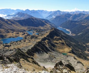 Paysage montagnard estival lors du tour du Néouvielle, découverte des lacs en liberté, sommets et crêtes des montagnes et des lacs au loin