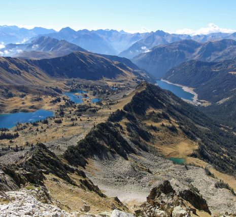 Paysage montagnard estival lors du tour du Néouvielle, découverte des lacs en liberté, sommets et crêtes des montagnes et des lacs au loin