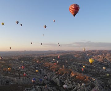 Paysage dans la Cappadoce en Turquie avec des montgolfières de toutes les couleurs dans le ciel
