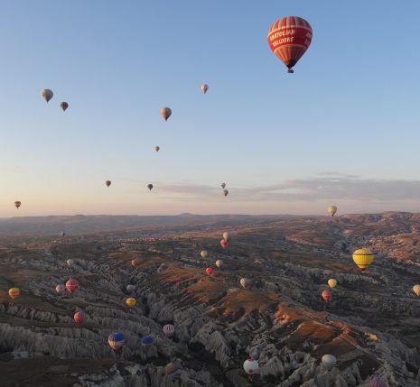 Paysage dans la Cappadoce en Turquie avec des montgolfières de toutes les couleurs dans le ciel