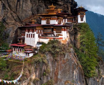 Paysage du Bhoutan avec un temple perché sur les hauteurs d'une montagne