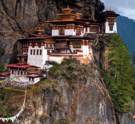 Paysage du Bhoutan avec un temple perché sur les hauteurs d'une montagne