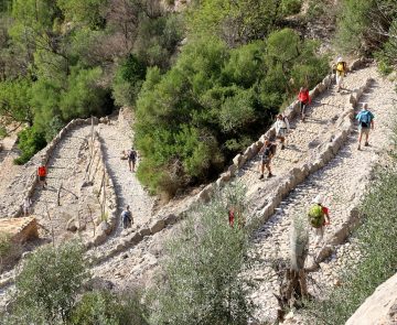 groupe de randonneurs sur un sentier de pierre dans les Baléares