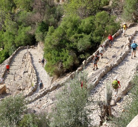 groupe de randonneurs sur un sentier de pierre dans les Baléares