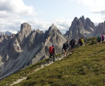 Superbes_dolomites_bolzano_italie Randonneurs en train de marcher sur les sentiers, au coeur des Dolomites fantastiques de Bolzano