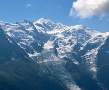 tour-du-mont-blanc-nord-randonnee Paysage de montagne avec le glacier en fond et les sommets couverts de neige.