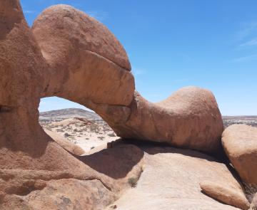 Paysage rocheux de Namibie avec du ciel bleu