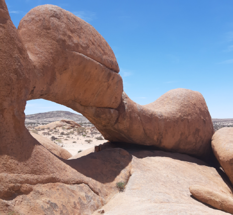 Paysage rocheux de Namibie avec du ciel bleu