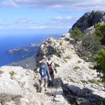 trek-baleares-liberte-majorque-randonnees Groupe de randonneurs sur un sentier côtier