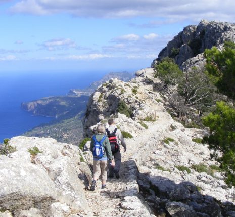 trek-baleares-liberte-majorque-randonnees Groupe de randonneurs sur un sentier côtier