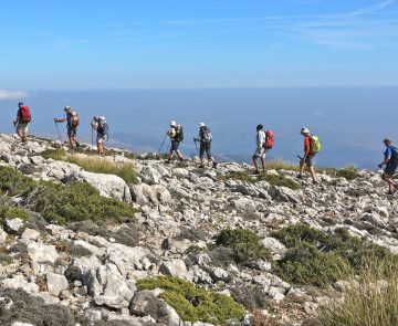 Groupe de randonneurs sur une crête de montagne des Baléares