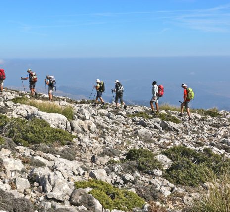 Groupe de randonneurs sur une crête de montagne des Baléares