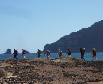 groupe de randonneurs sur un sentier en bord de mer